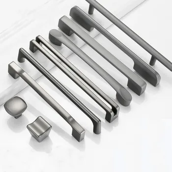 Модеран једноставан стил, сиве оловке за ормана, кухиња из једног од легуре алуминијума, ручке за фиоке, мебельная наставци за оловке